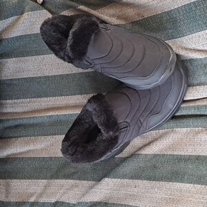 NWOT.  Skechers Women's Black Fur-Lined Shoes.  Size 8 1/2.
